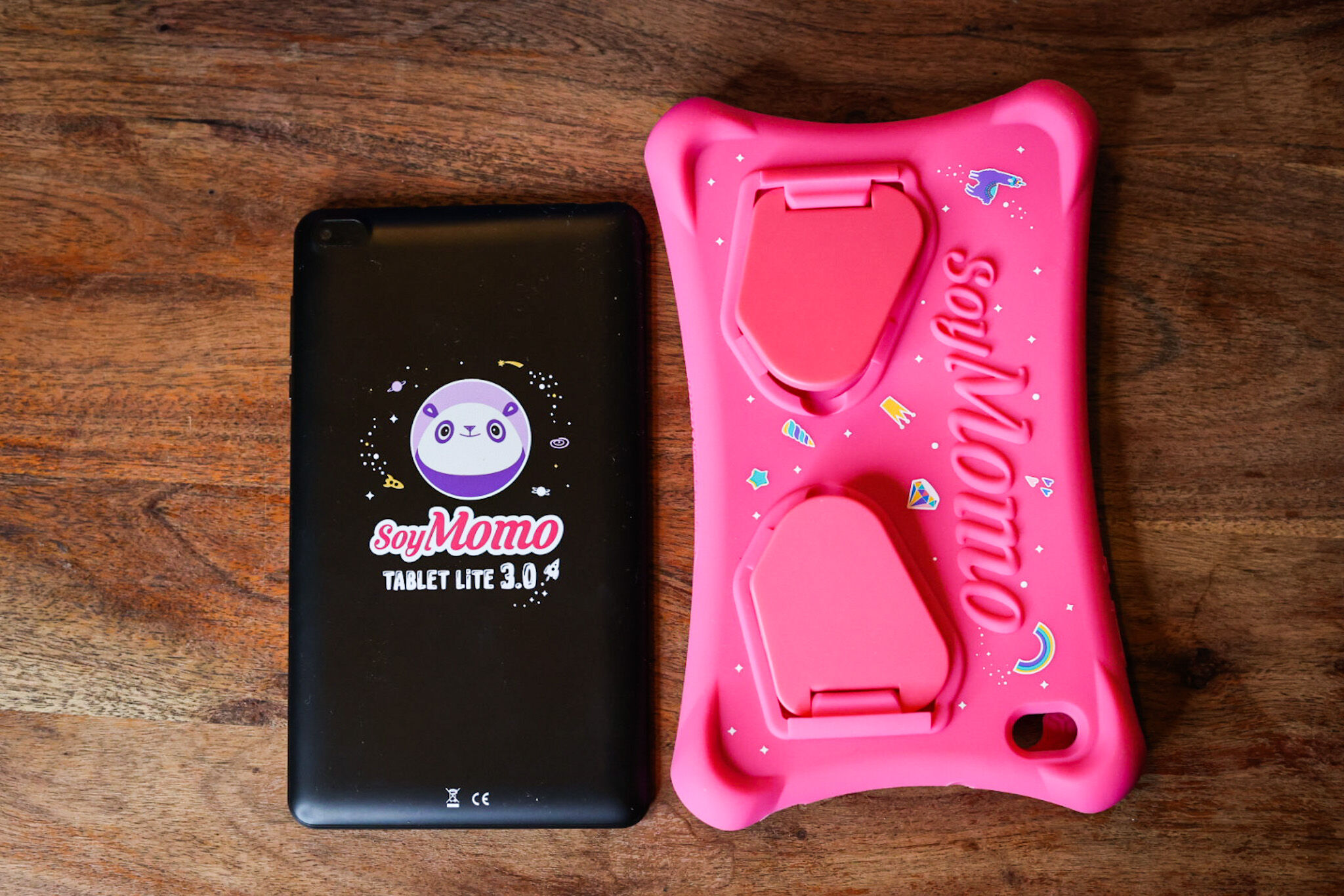 Das SoyMomo Tablet mit der passenden Schutzhülle in rosa